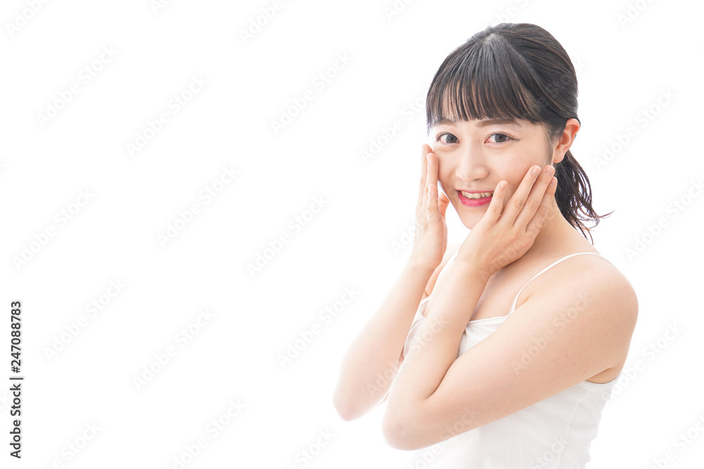 スキンケア・メイクをする若い女性