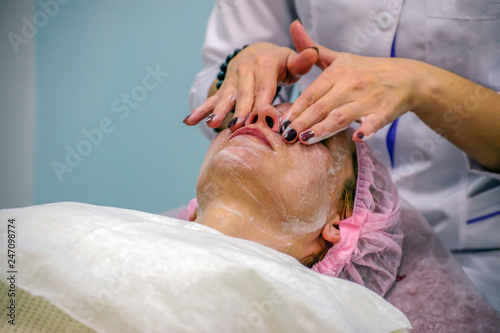 procedure for applying a cleansing composition on the face of a beautician