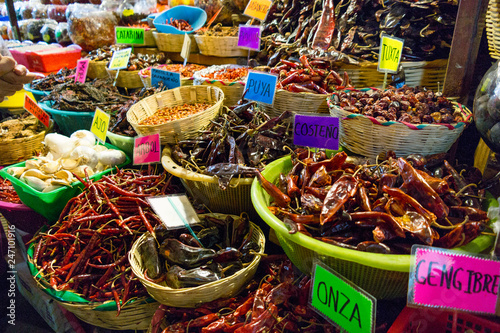 Verschiedene Chili auf einen traditionellen Markt in Mexiko