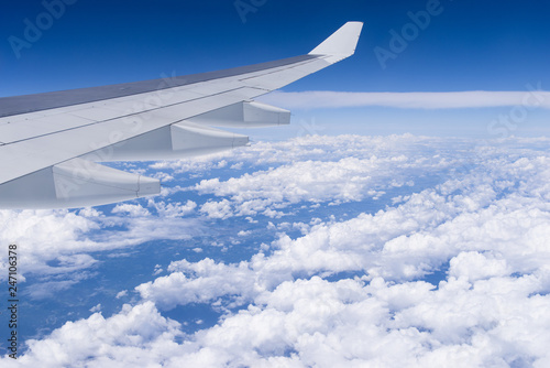 機内からの風景 青空と白い雲