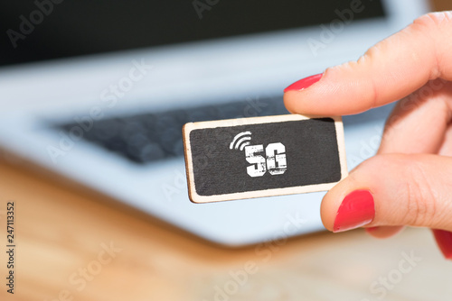 Ein Computer und 5G Übertragungsstandard im Mobilfunk Technologie