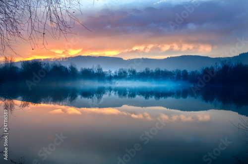 Fototapeta Naklejka Na Ścianę i Meble -  Sunrise at the lake
