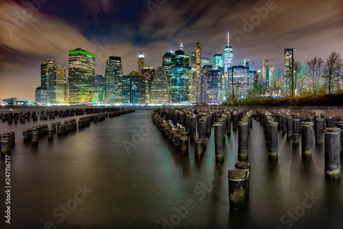 Obraz na płótnie NYC Skyline via Brooklyn Bridge Park DUMBO w salonie