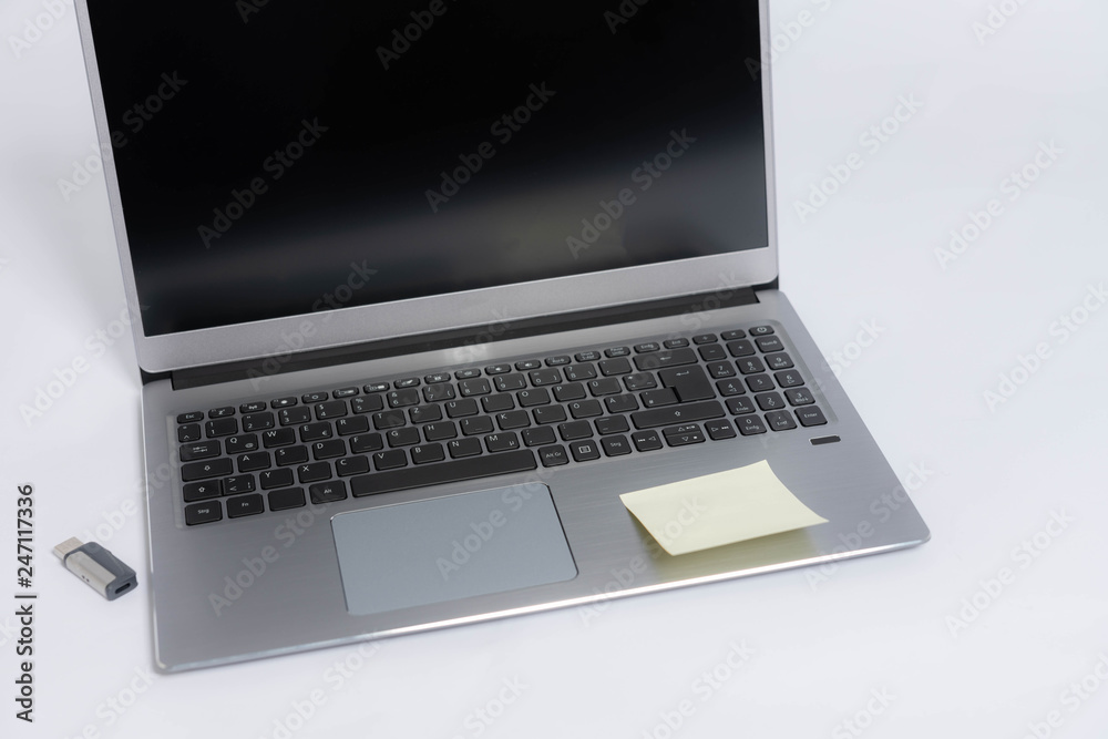 Laptop vor weißem Hintergrund Laptop vor weißem Hintergrund