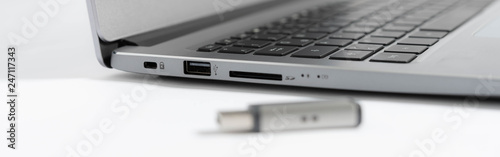 Wallpaper Mural USB-Anschluss eines Laptops Torontodigital.ca