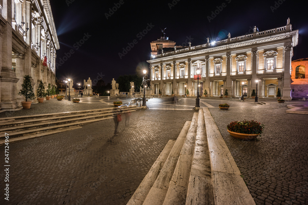 Plaza Kapitol Rom at night