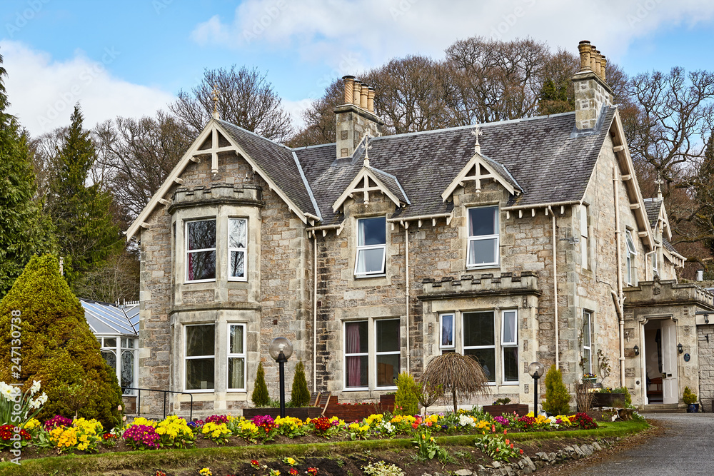 Casas típicas de Escocia.  Típicas de piedras rodeadas por bosques, jardines y arboledas