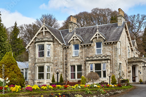 Casas típicas de Escocia. Típicas de piedras rodeadas por bosques, jardines y arboledas