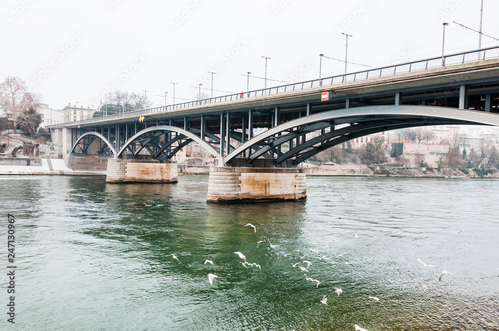 Obraz premium Basel, Wettsteinbrücke, Rhein, Rheinufer, Grossbasel, Kleinbasel, Winter, Schweiz