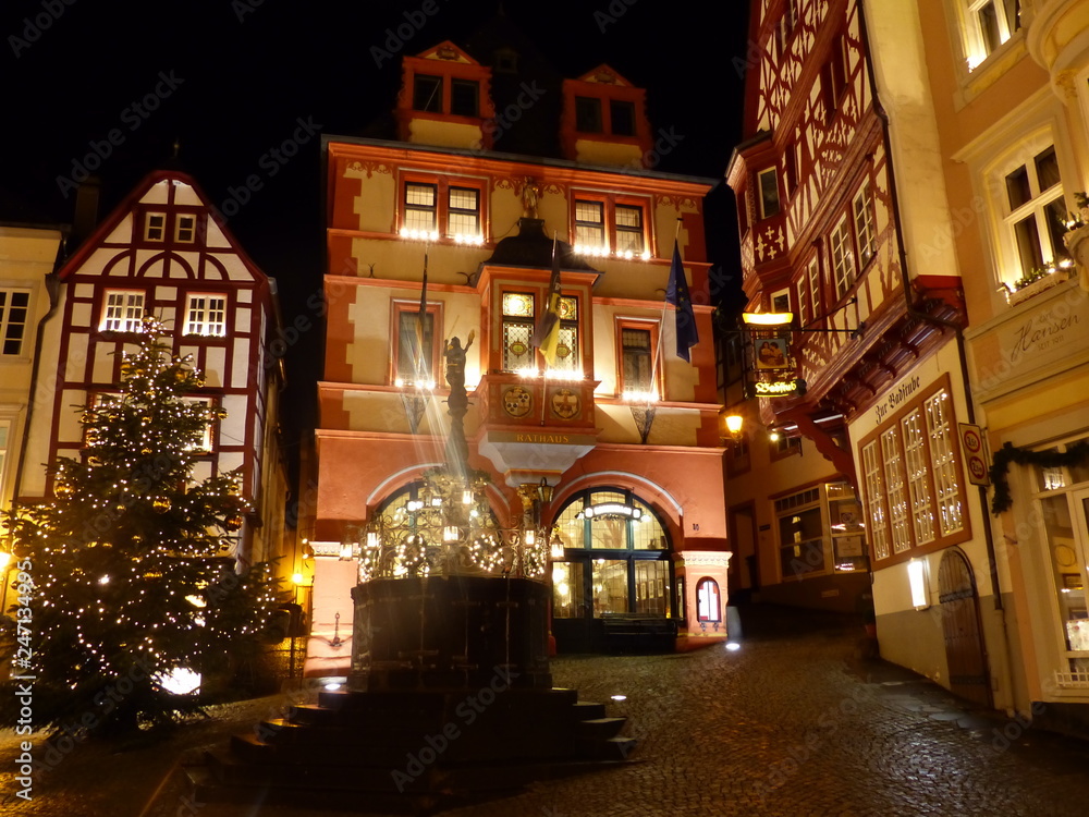 Fototapeta premium Marktplatz mit Rathaus im Weihnachtslicht in Bernkastel-Kues / Mosel