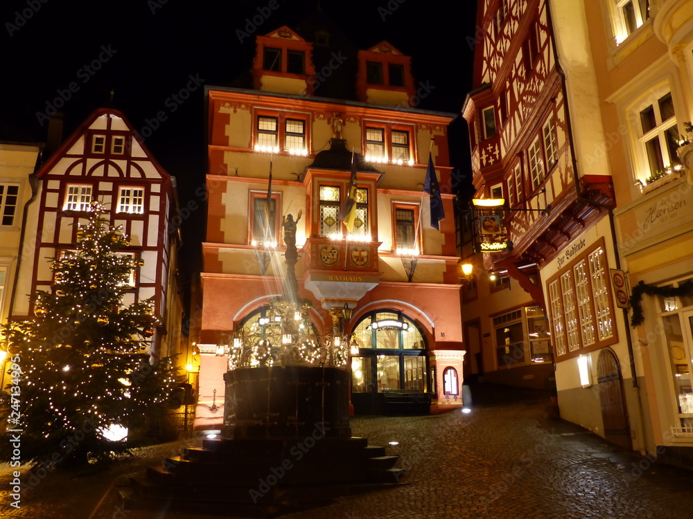 Marktplatz mit Rathaus im Weihnachtslicht in Bernkastel-Kues / Mosel