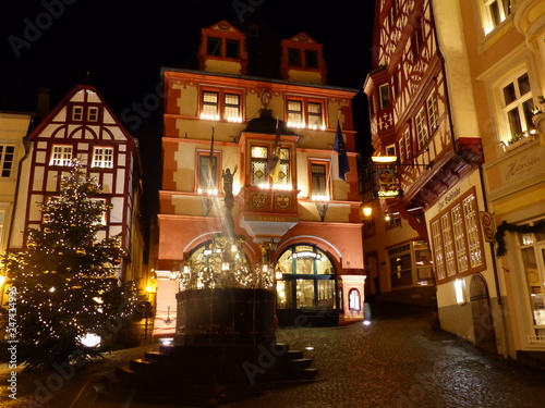 Marktplatz mit Rathaus im Weihnachtslicht in Bernkastel-Kues / Mosel