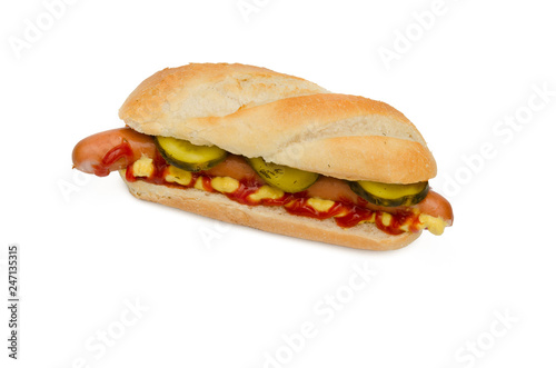 Hot Dog mit Senf un Ketchup belegt mit saure Gurken