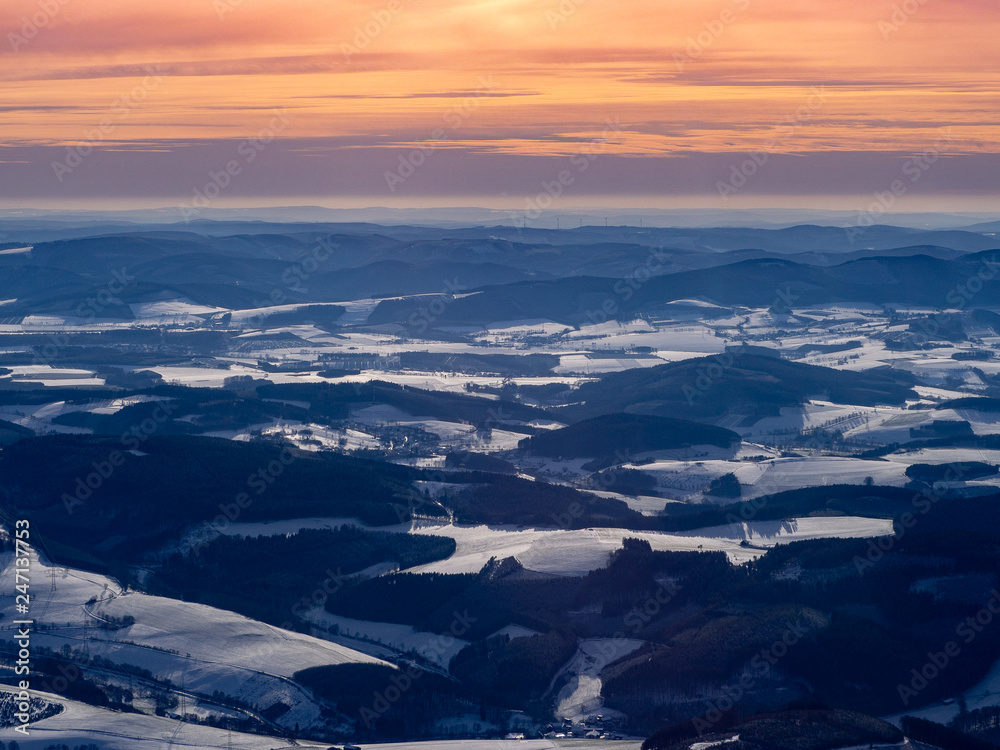 Luftbild auf die Berge mit Schnee und Sonnenuntergang