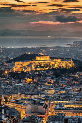 Der beleuchtete Parthenon Tempel der Akropolis von Athen, Griechenland, nach Sonnenuntergang am Abend