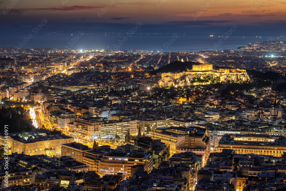 Blick über die beleuchtete Skyline von Athen, Griechenland, mit der Akropolis, Syntagma Platz bis zum Meer nach Sonnenuntergang