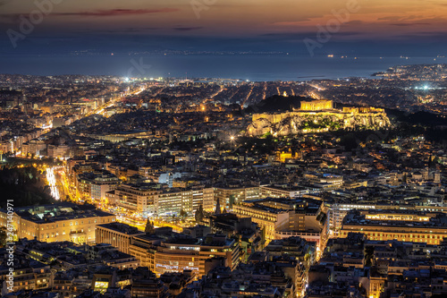 Blick über die beleuchtete Skyline von Athen, Griechenland, mit der Akropolis, Syntagma Platz bis zum Meer nach Sonnenuntergang