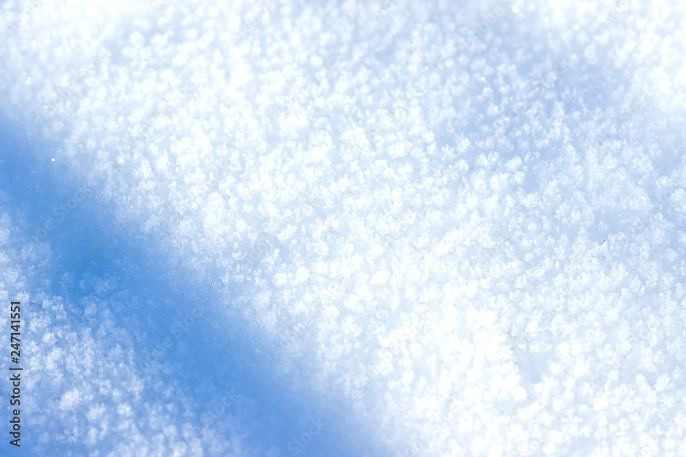 белый снег с голубыми тенями