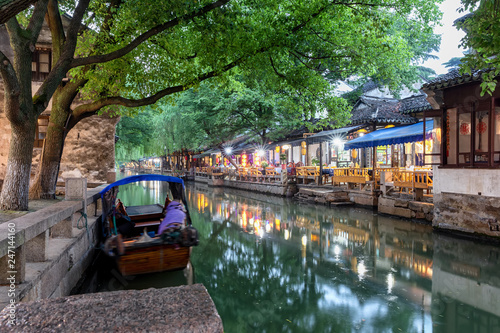 Promenade mit Restaurants und Bars an den Kanälen der Wasserstadt Zhouzhuang am Abend in China, bei Shanghai  photo