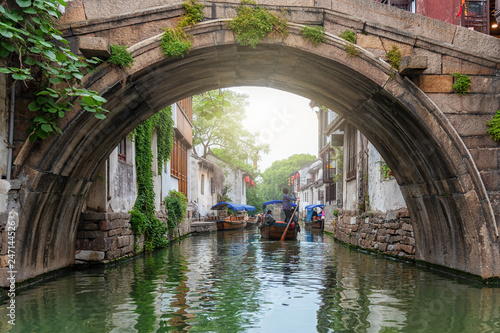 Photography Steinere Brücke über die Kanäle der Wasserstadt Zhouzhuang in China, bei Shangha