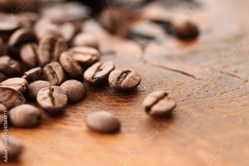 Kaffeebohnen auf einem Holztisch