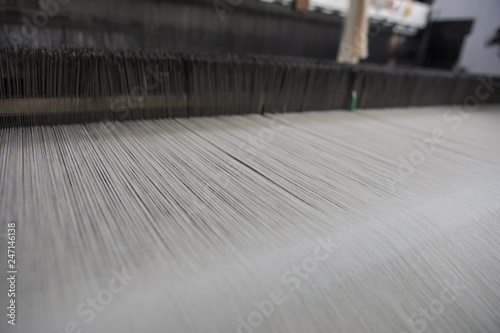 Foto Yarn thread lines on the weaving loom machine