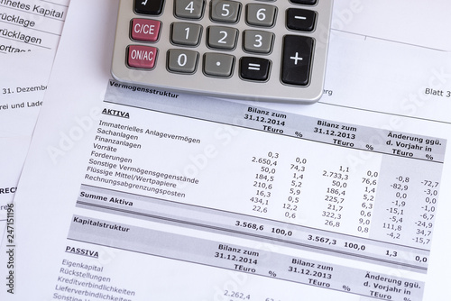 Bilanz eines Unternehmens mit Taschenrechner Analysen © HNFOTO