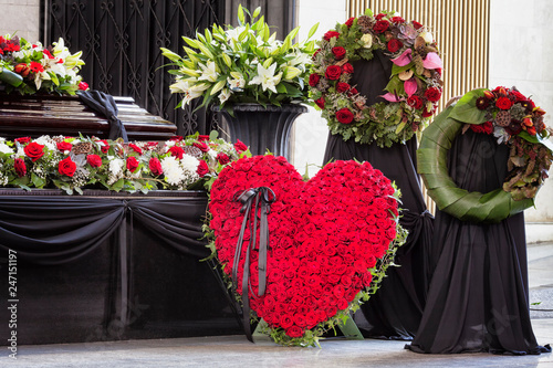 Obraz na płótnie Funeral, beautifully decorated with flower arrangements coffin, close-up w salonie