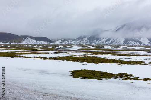 Isländische Winterlandschaft mit Bergen, See und Moos