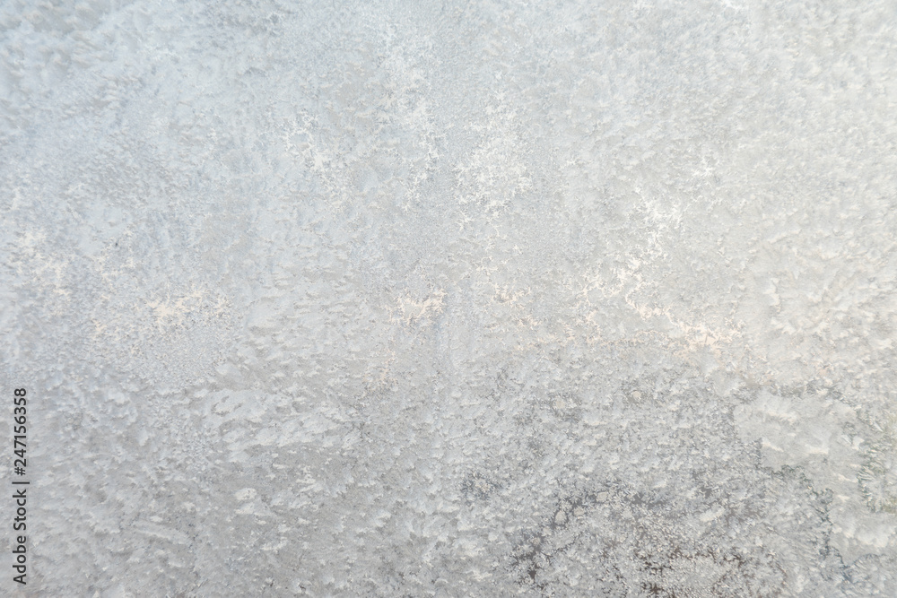 Obraz premium The background or texture of the hoar or rime on the window glass in the cold winter weather