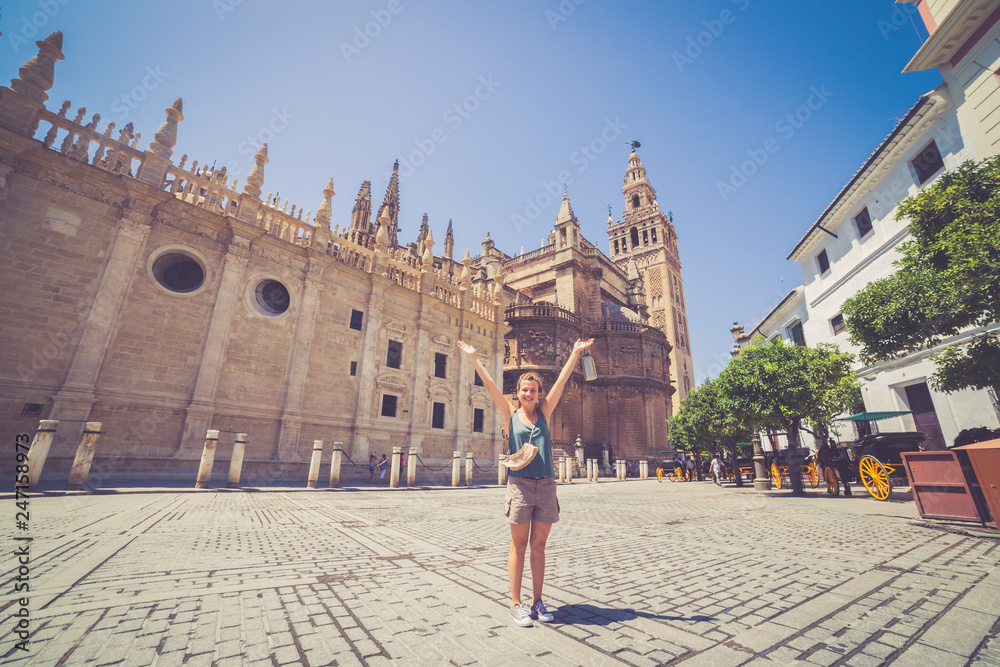 Obraz premium szczęśliwa uśmiechnięta dziewczyna turysta robi selfie na placu Hiszpanii (plaza de espana) w Sewilli w Hiszpanii