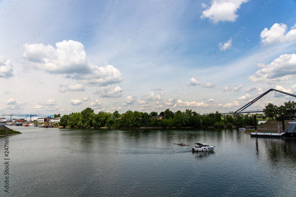 Obraz premium River in the city