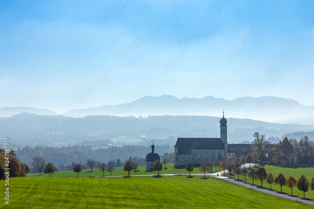 Herbstlicher Blick vom Irschenberg in Bayern auf die Wallfahrtskirche St. Marinus und die Alpen Herbstlicher Blick vom Irschenberg in Bayern auf die Wallfahrtskirche St. Marinus und die Alpen