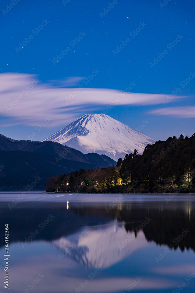 箱根芦ノ湖に映る月光に照らされた富士山と星空