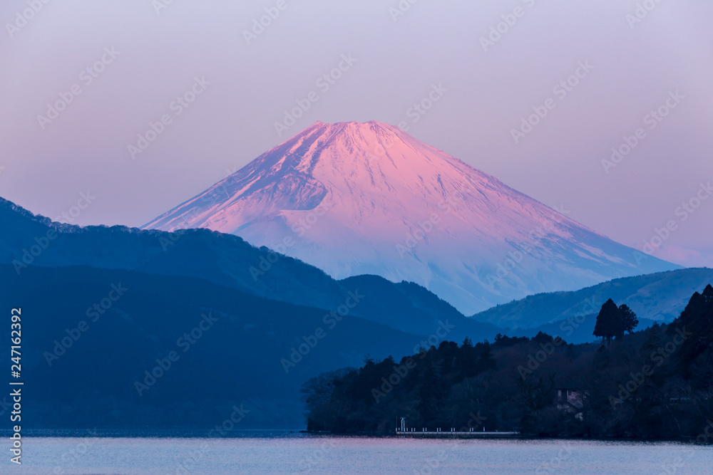 Fototapeta premium 箱根芦ノ湖から夜明けの紅富士
