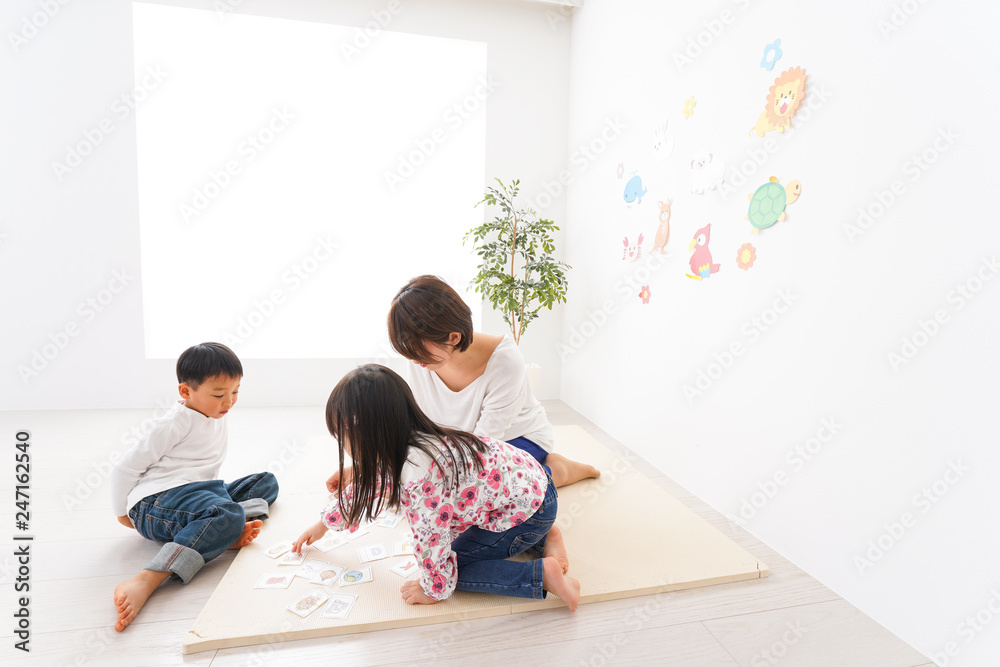 幼稚園の先生と子ども
