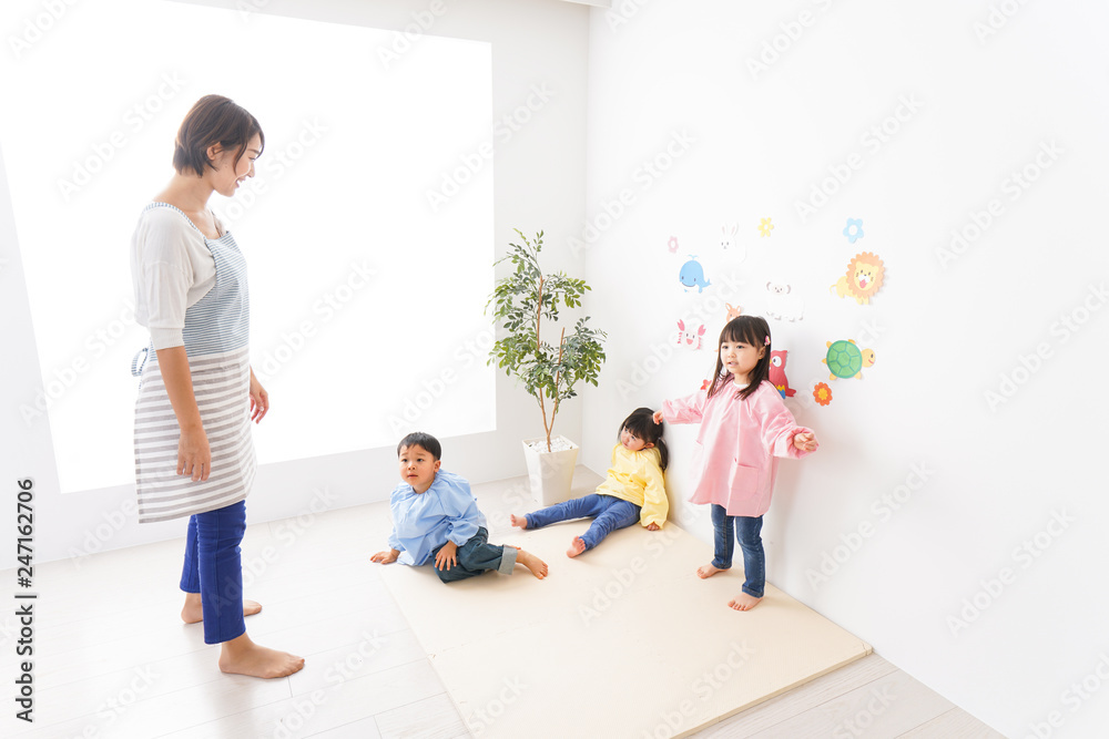 幼稚園の先生と子ども 幼稚園の先生と子ども