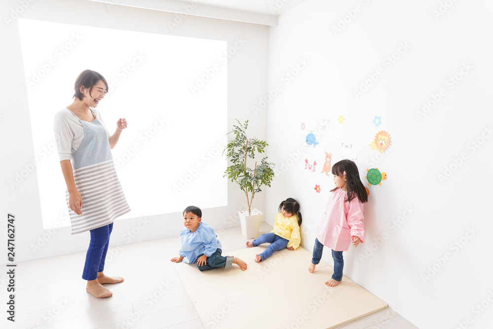 幼稚園の先生と子ども