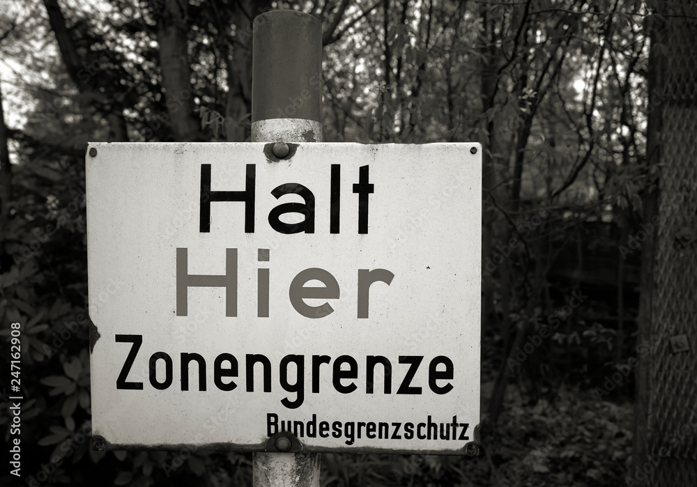 Warnschild an der ehemaligen innerdeutschen Grenze mit der Aufschrift 