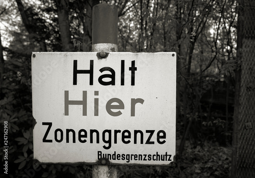 Warnschild an der ehemaligen innerdeutschen Grenze mit der Aufschrift "Halt hier Zonengrenze"
