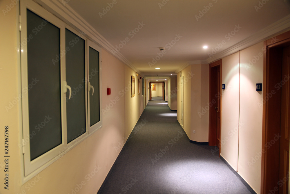 Obraz premium A long hotel corridor
