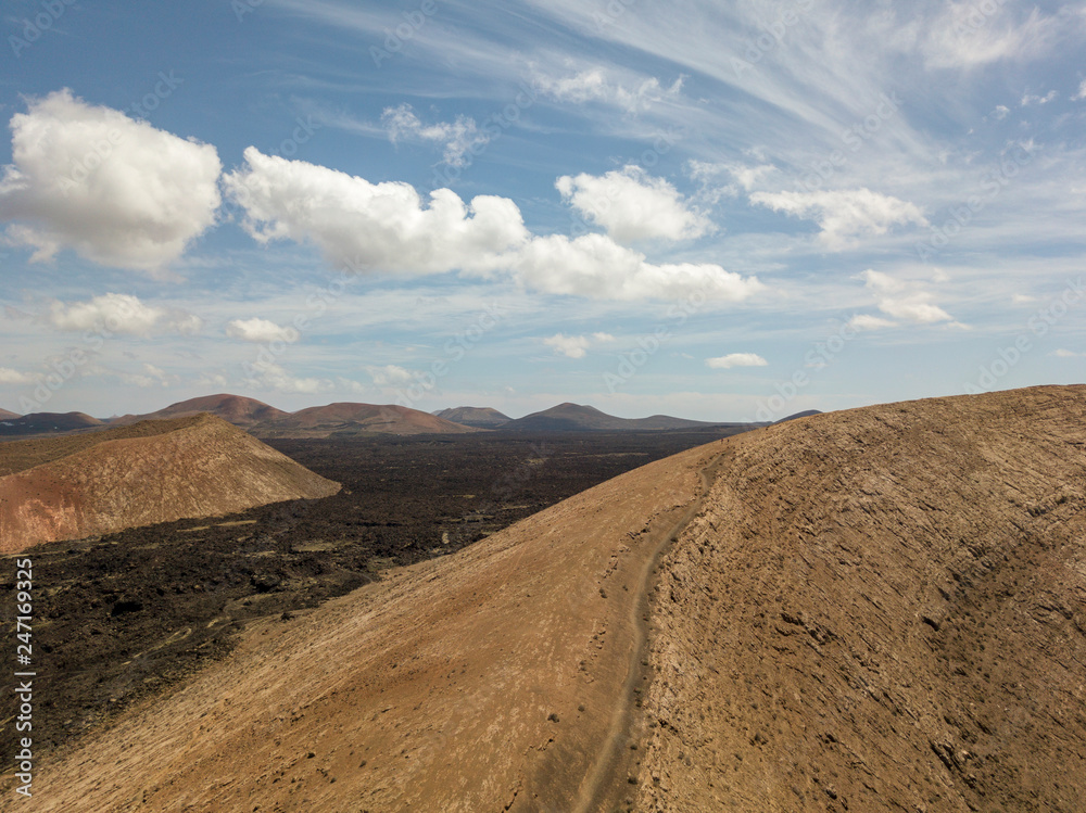 Vista aerea di Timanfaya, parco nazionale, vista panoramica di vulcani, montagne, vigneti, terreno, natura selvaggia, Lanzarote, Isole Canarie, Spagna
