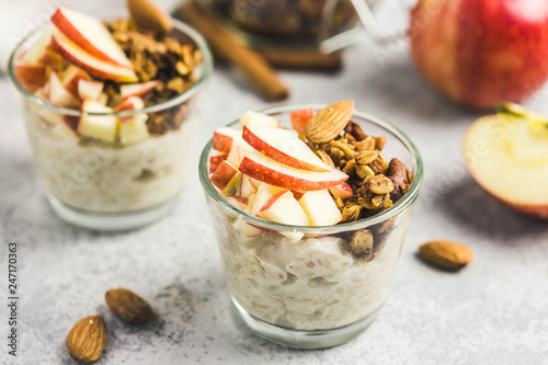 Canvas-taulu Spiced apple cinnamon overnight oats, healthy breakfast