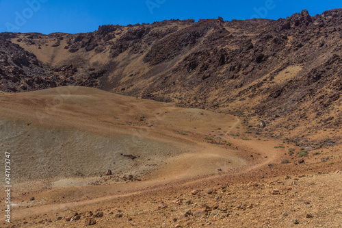Karge Kraterlandschaft unter blauem Himmel