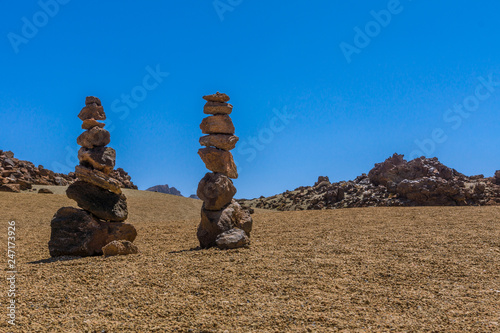 Zwei Steinmännchen stehen einsam in der Wüste photo