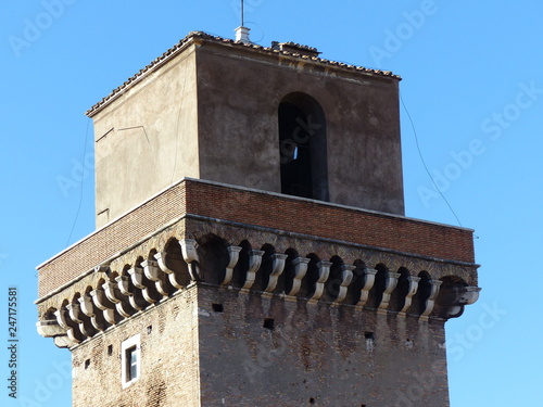 Merletti della torre medievale dei Borgia a Roma in Italia. photo