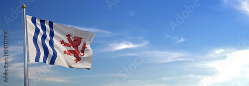 Drapeau du Nouvelle-Aquitaine se levant dans le vent avec le ciel en arrière-plan photo
