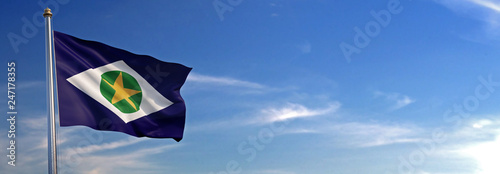Bandeira do Mato Grosso subir acenando para o vento com o céu ao fundo photo