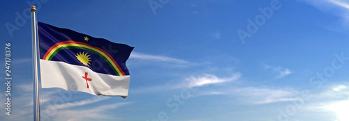Bandeira do Pernambuco subir acenando para o vento com o céu ao fundo photo