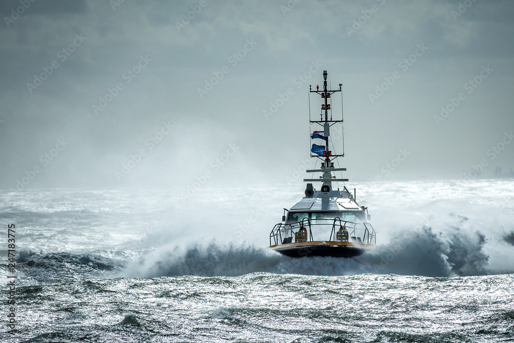 Obraz premium Pilot boat in Storm